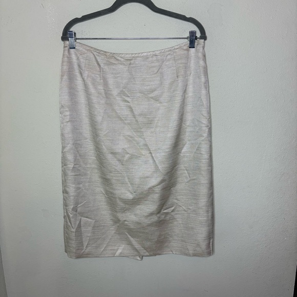 Elegant Women's Cream 2 Piece Suit Size 16 - Picture 10 of 11